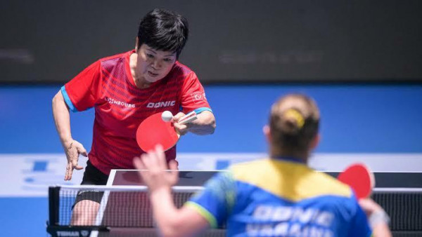 L'incroyable Ni Xia Lian (61 ans) frappe encore aux Championnats d'Europe !
